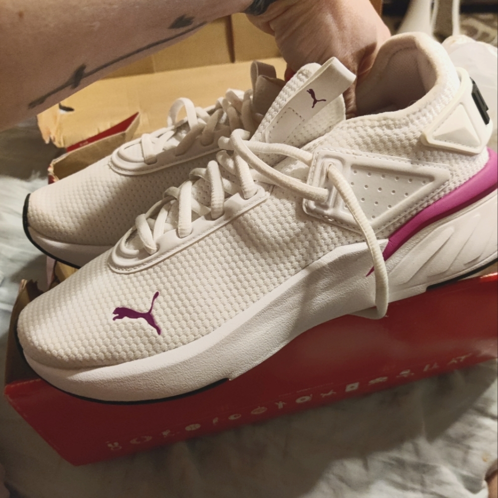Women's Puma sz 8